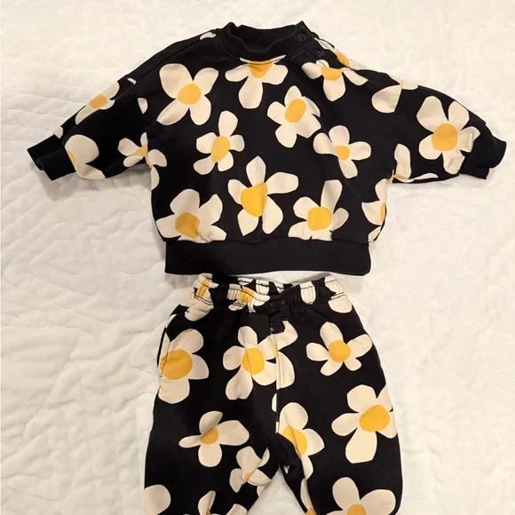 Hanna Andersson 3-6 mos Black and Yellow Daisy Baby Terry Sweatsuit Matching Set - Picture 1 of 6